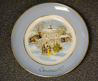 1977 Avon Christmas Collectible Plate 1977 Avon Christmas Collectible Plate